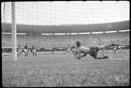 Fotografia "Futebol - Jogo - Botafogo x América" ([Local n/d] , [Data n/d]) [negativo]. / Fotógrafo(a): José Casal.  -- ITEM-0013.