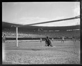 Fotografia "Esportes - Futebol - Diversos" ([Local n/d] , [Data n/d]) [negativo]. / Fotógrafo(a): [Autoria n/d].  -- ITEM-0019.