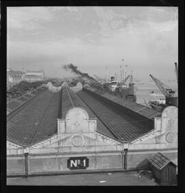 Fotografia "Portos - Rio de Janeiro (cais do porto do Rio de Janeiro), Reportagem Geral" ([Local n/d] , [Data n/d]) [negativo]. / Fotógrafo(a): Jean Manzon.  -- ITEM-0012.