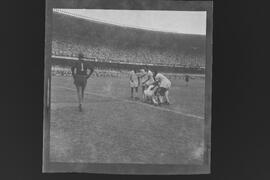 Fotografia "Futebol (diversos jogadores), Esportes" ([Local n/d] , [Data n/d]) [negativo]. / Fotógrafo(a): Manzon.  -- ITEM-0009.