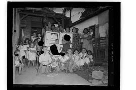 Fotografia "Concurso Rádio Clube - entrega de prêmios" ([Local n/d] , [Data n/d]) [negativo]. / Fotógrafo(a): [Autoria n/d].  -- ITEM-0004.