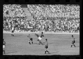 Fotografia "FUTEBOL = 'CAMPEONATO CARIOCA DE PROFISSIONAIS' Jogo Flamengo x Botafogo (3 x 1), America x Portuguesa (2 x 1), Madureira x Bangu (1 x 2), C. Grande x S. Cristovão (1 x 0) e C. Rio x Olaria (1 x 7), Reportagem de Esporte" ([Local n/d] , 1963) [negativo]. / Fotógrafo(a): Equipe.  -- ITEM-0231.